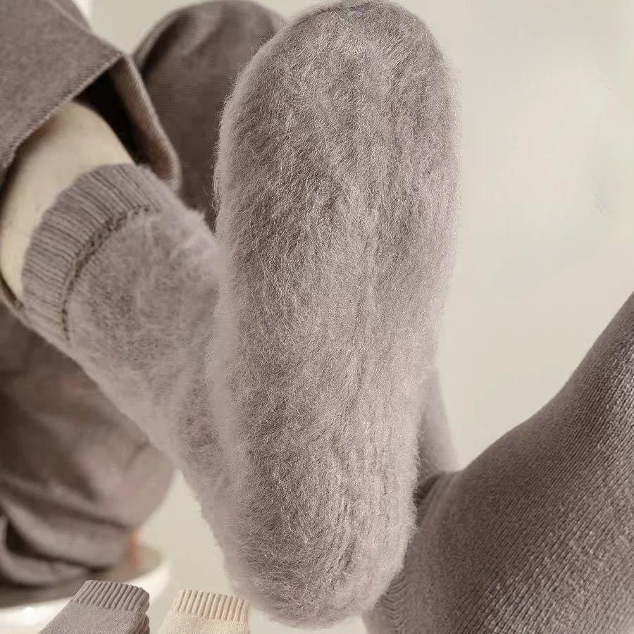 Insulating socks for cold weather