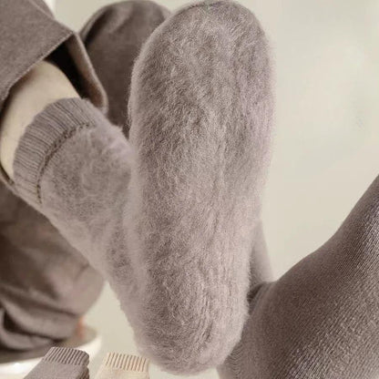 Insulating socks for cold weather