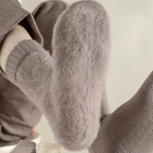 Insulating socks for cold weather