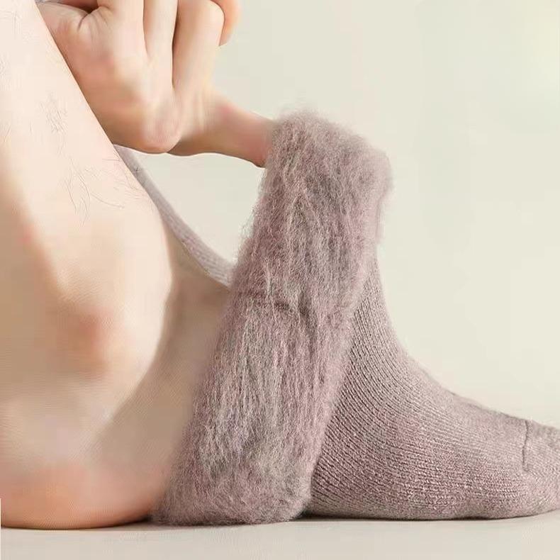 Insulating socks for cold weather